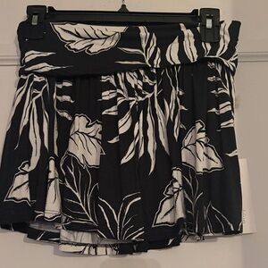 Ocean Drive Black and White Leaf Pattern Skirt